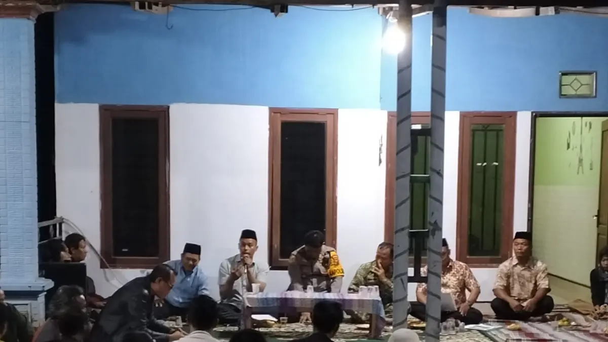 SAMPAIKAN KELUHAN: Warga Dusun Mojodadi, Desa Plemahan, Kecamatan Sumobito, protes terkait dugaan pencemaran lingkungan.