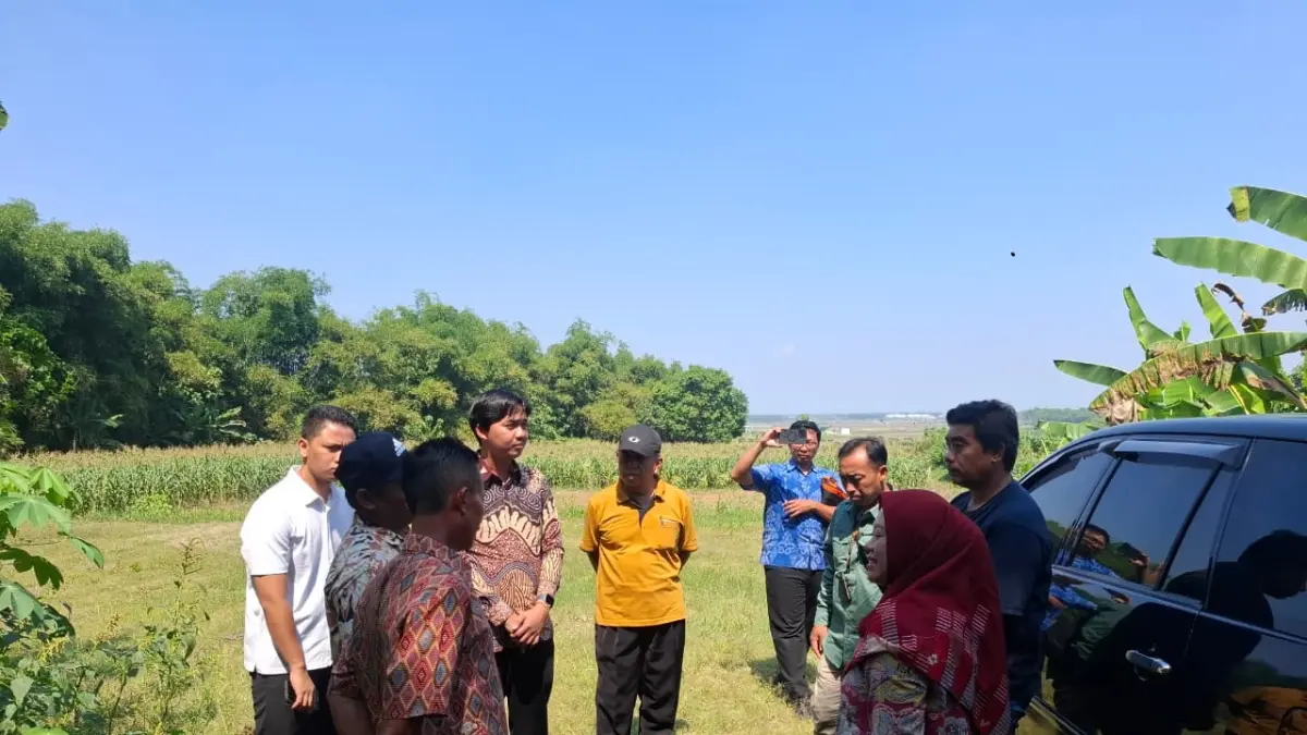 VERIFIKASI: Jajaran DPMPTSP Jatim dan Jombang melakukan verifikasi lahan di wilayah utara Brantas untuk kebutuhan investasi perusahaan beberapa waktu lalu. 