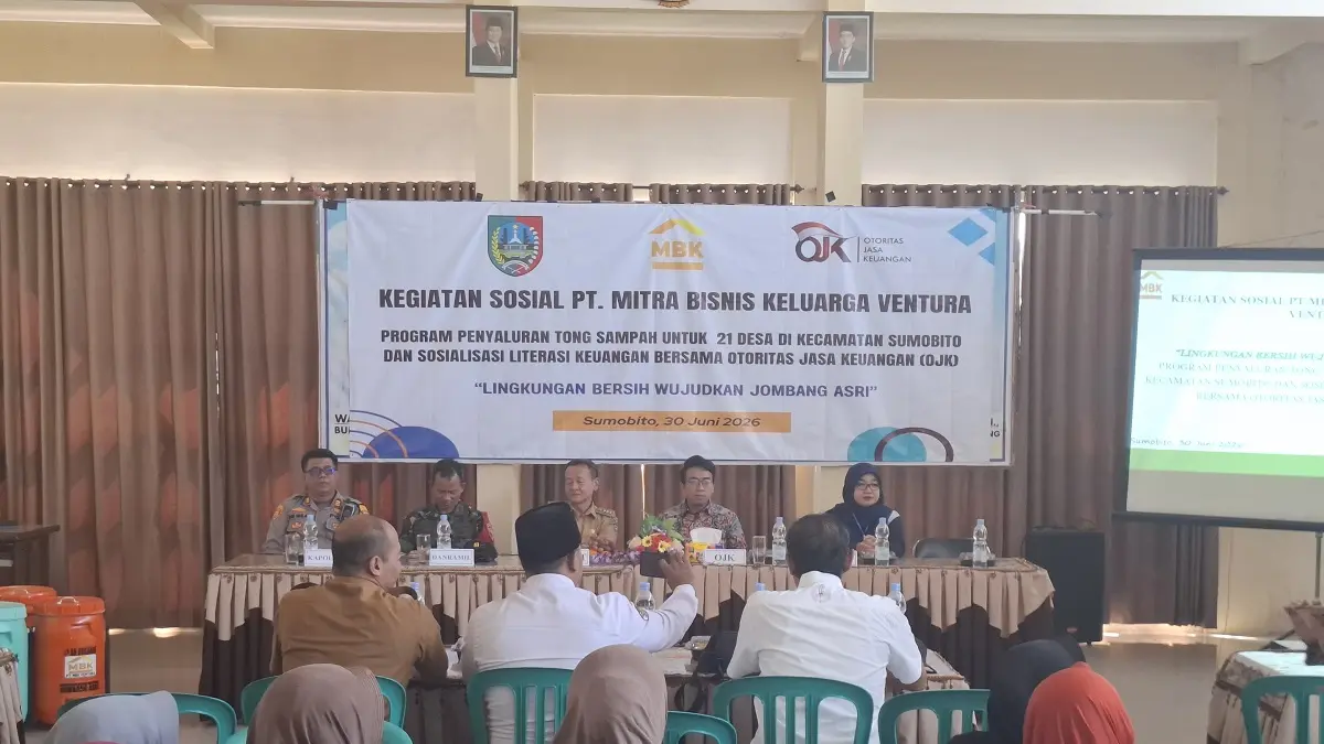 PT Mitra Bisnis Keluarga (MBK) Ventura menggelar kegiatan sosial dan edukasi literasi keuangan bagi masyarakat serta para nasabah di Aula Kecamatan Sumobito, Selasa (30/6) pagi