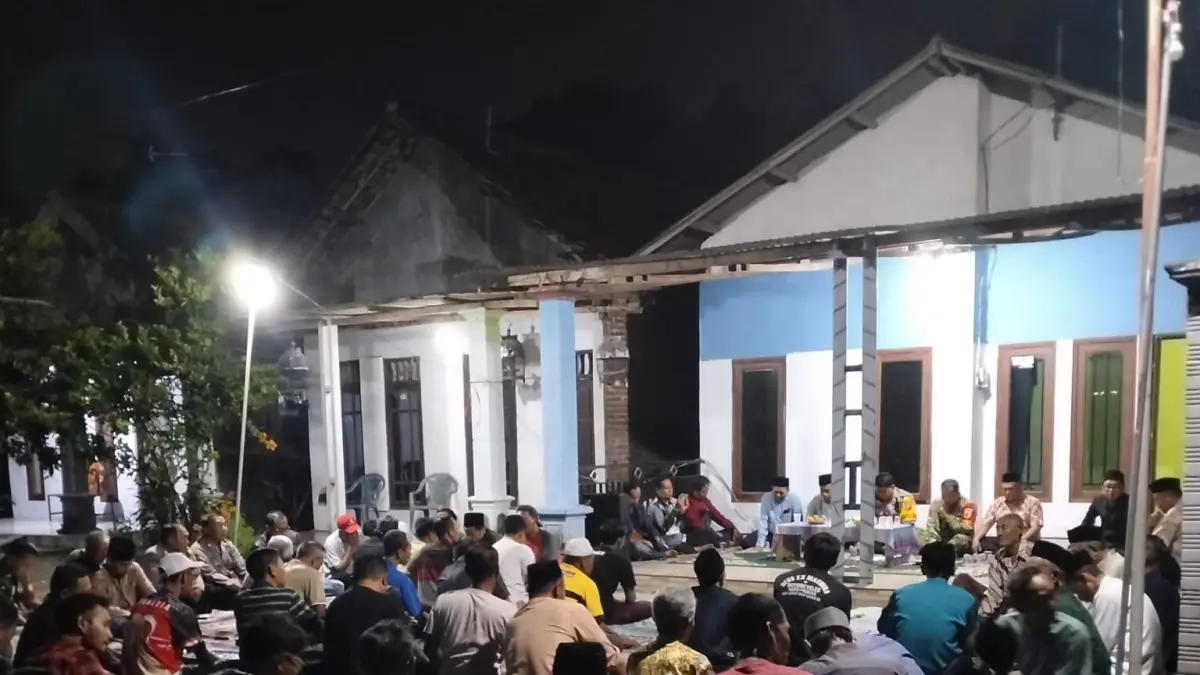 SAMPAIKAN TUNTUTAN: Warga Dusun Mojodadi, Desa Plemahan, Kecamatan Sumobito saat menyampaikan tuntutan kepada perwakilan pabrik, Sabtu (27/6)