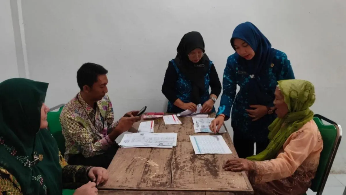 TERIMA BANTUAN: Penyaluran bantuan Sosial Program Keluarga Harapan (PKH) Plus Tahap II Tahun 2026 dari Pemerintah Provinsi Jawa Timur di Jombang, (23-26/6) lalu.