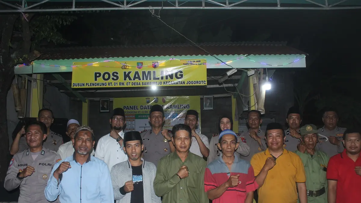 
AMAN: Kasat Binmas AKP Pranan Edi, Kapolsek AKP Fadilah, PS Paurmin Bagops,  
Aiptu M ali Solahudin, Kasun Mahfud Rozy serta para tokoh. 
