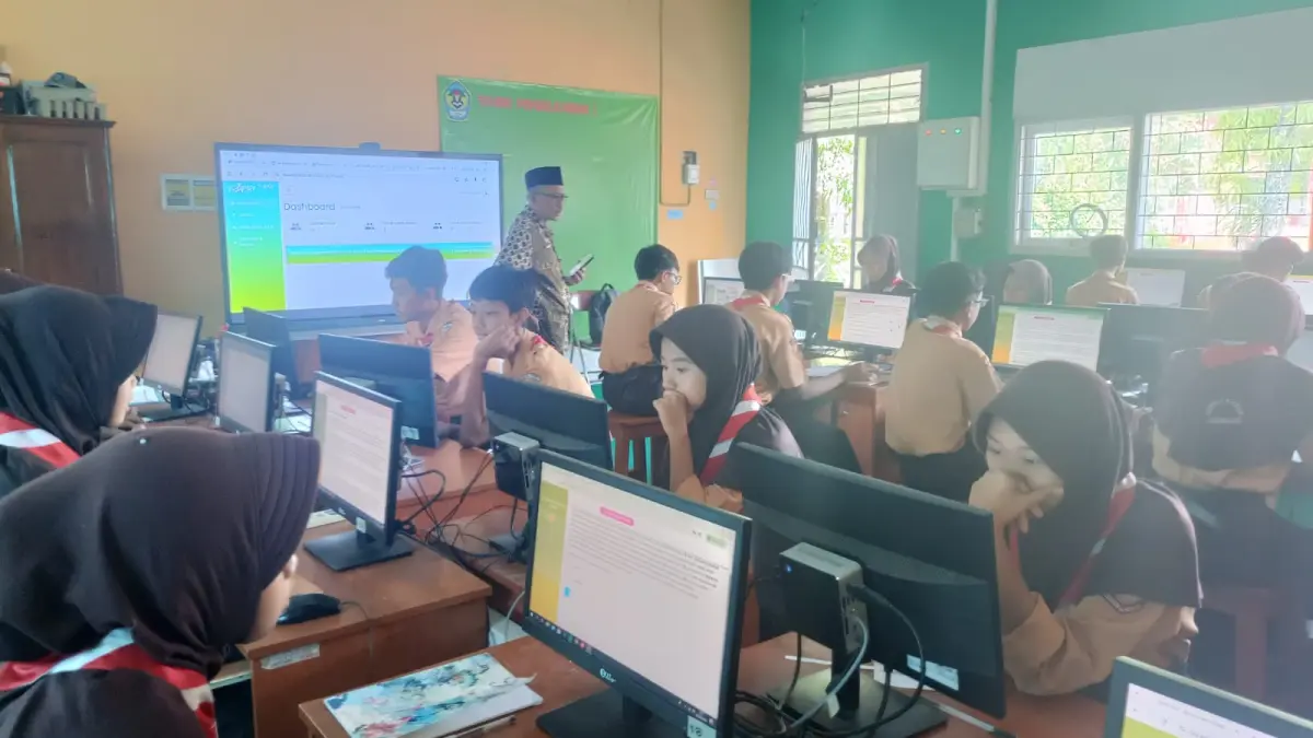 KONSENTRASI: Siswa SMPN 1 Kabuh mengikuti kegiatan di lab komputer. SMPN 1 Kabuh menjadi salah satu sekolah yang masih menyisakan kursi kosong.
