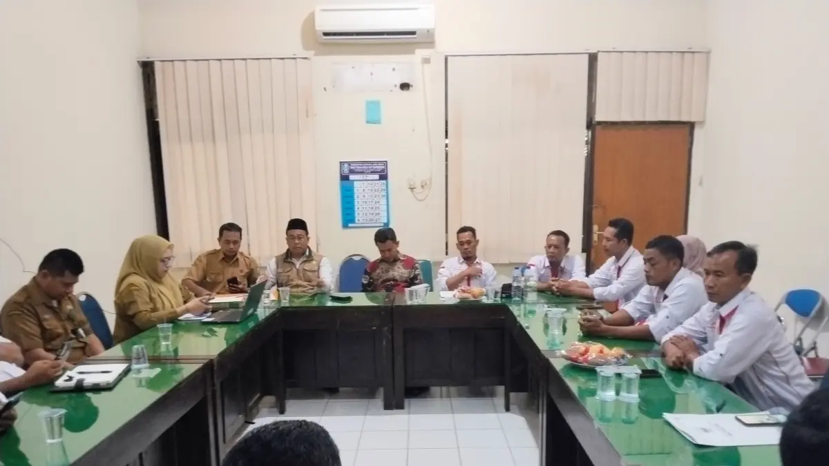 MEDIASI: Buruh PT SGS Jombang mengikuti mediasi di Disnaker Jatim, Senin (29/6) lalu.