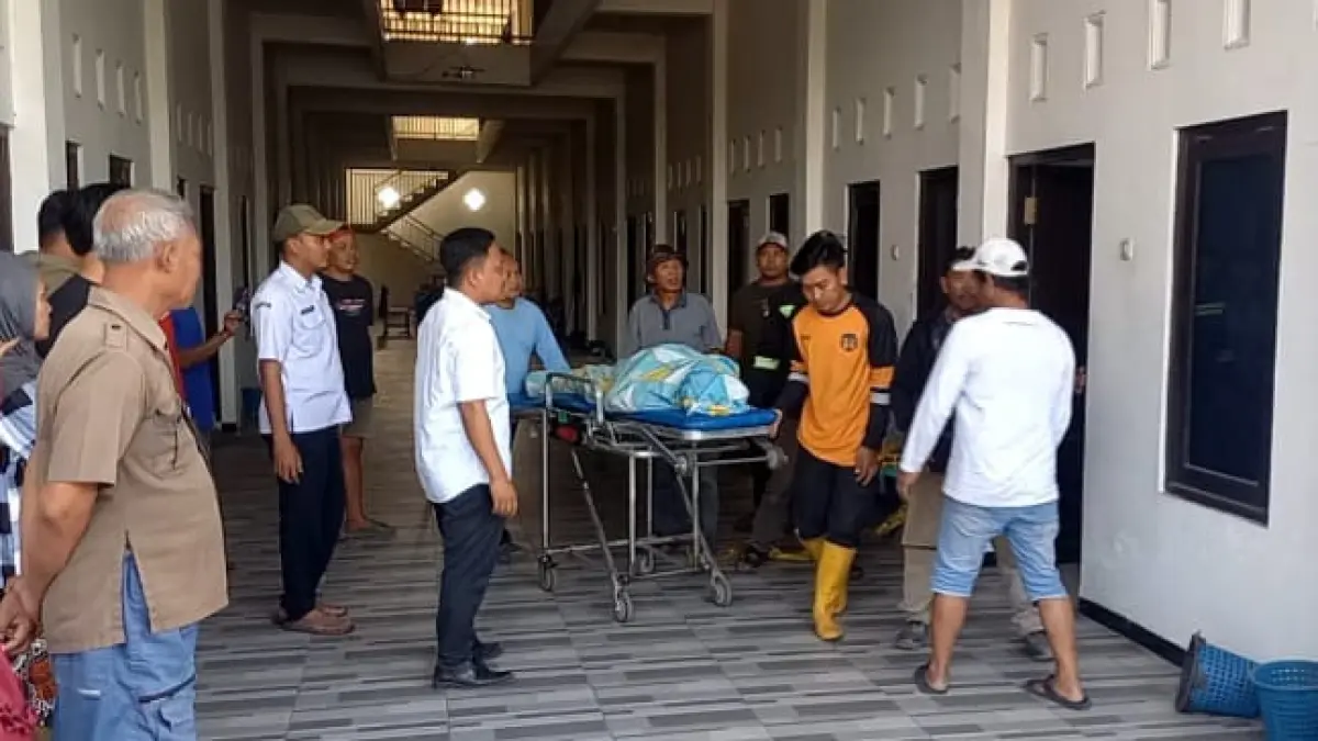 Petugas kepolisian dan relawan mengevakuasi jasad korban dari kamar kos