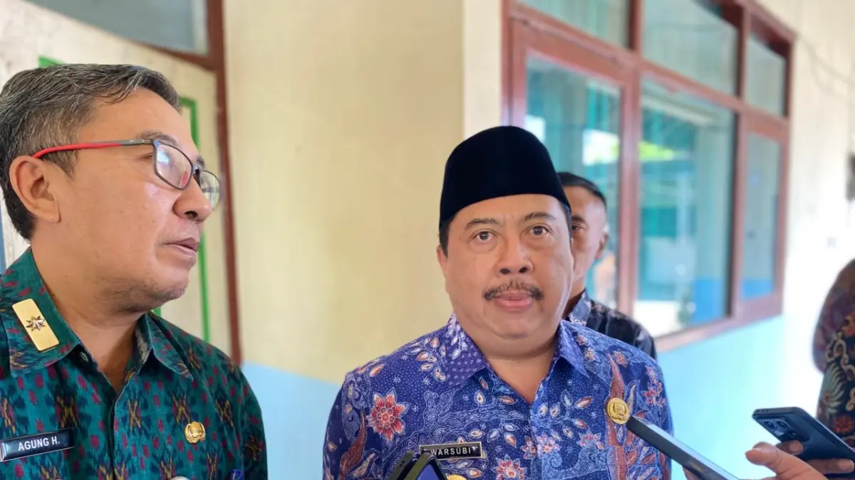 BERI PENJELASAN: Bupati Jombang Warsubi memberikan penjelasan terkait progres Sekolah Rakyat kemarin (2/7).