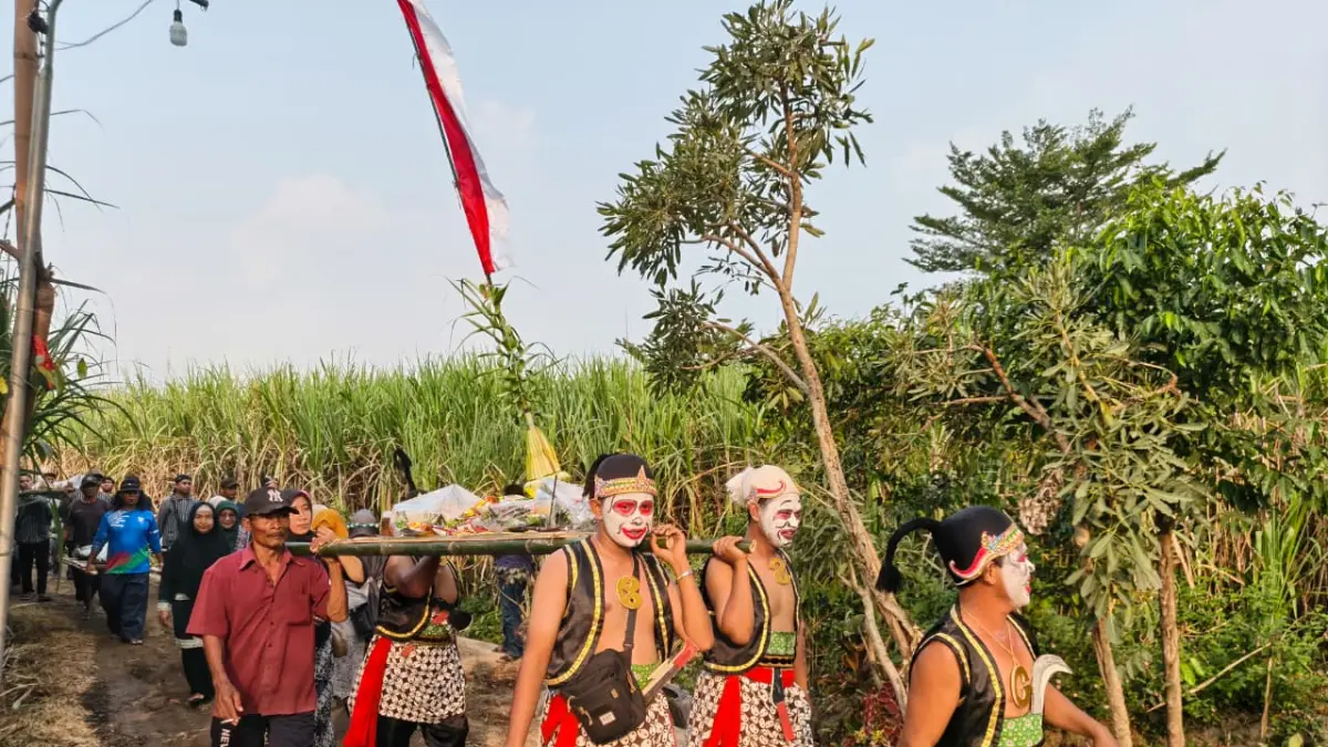 MERIAH: Warga Dusun Sumberbeji Desa Kesamben, Kecamatan Ngoro menggelar kirab budaya di kawasan Petirtaan Sumberbeji pada Minggu (29/6).