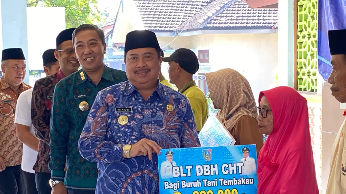 PEDULI: Bupati Jombang Warsubi menyalurkan Bantuan Langsung Tunai Dana Bagi Hasil Cukai Hasil Tembakau di Pendopo Kecamatan Ngusikan, Kamis (2/7).
