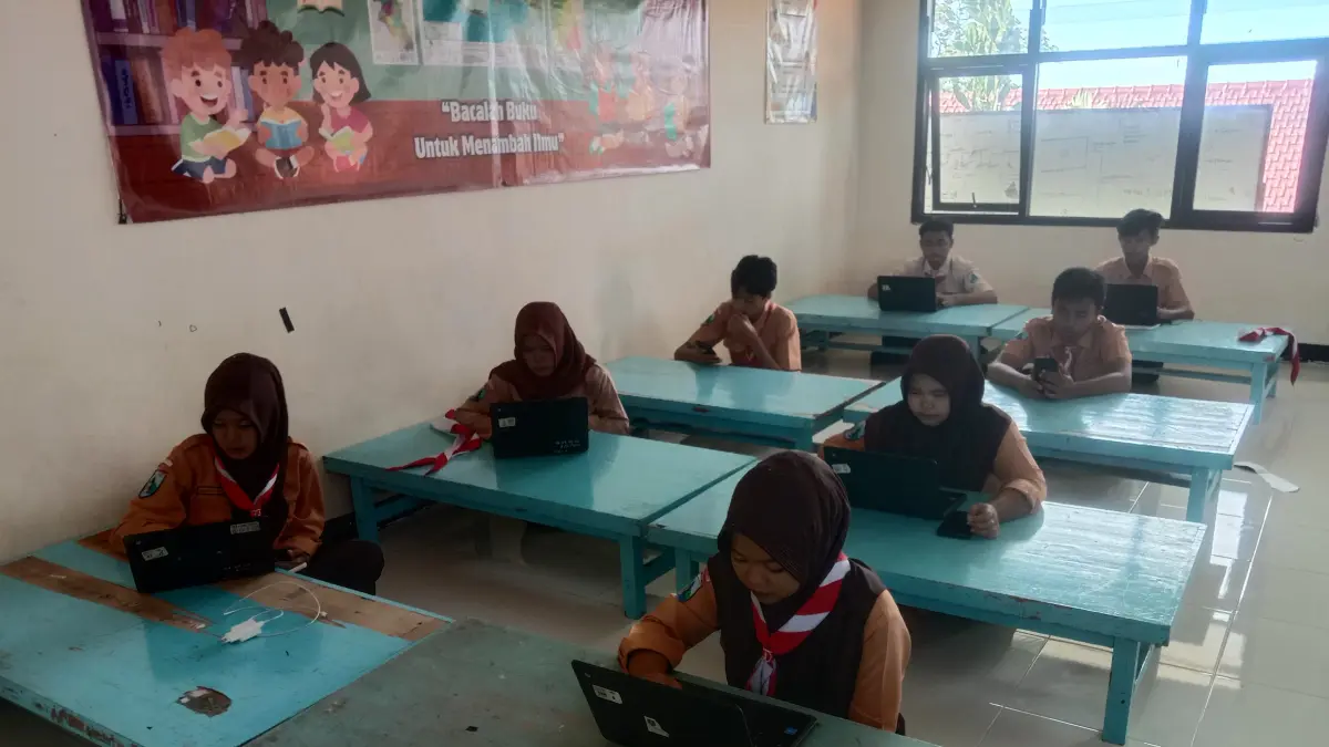 Siswa SMPN 2 Wonosalam mengikuti kegiatan di lab komputer. SMPN 2 Wonosalam menjadi salah satu sekolah yang masih menyisakan kursi kosong