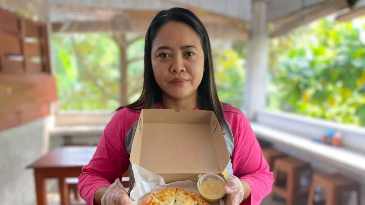 UMKM LOKAL: Intan Dewi Anggraini, 39, warga Dusun Tukum, Desa Wonosalam membuat olahan pizza durian kemarin (1/7).