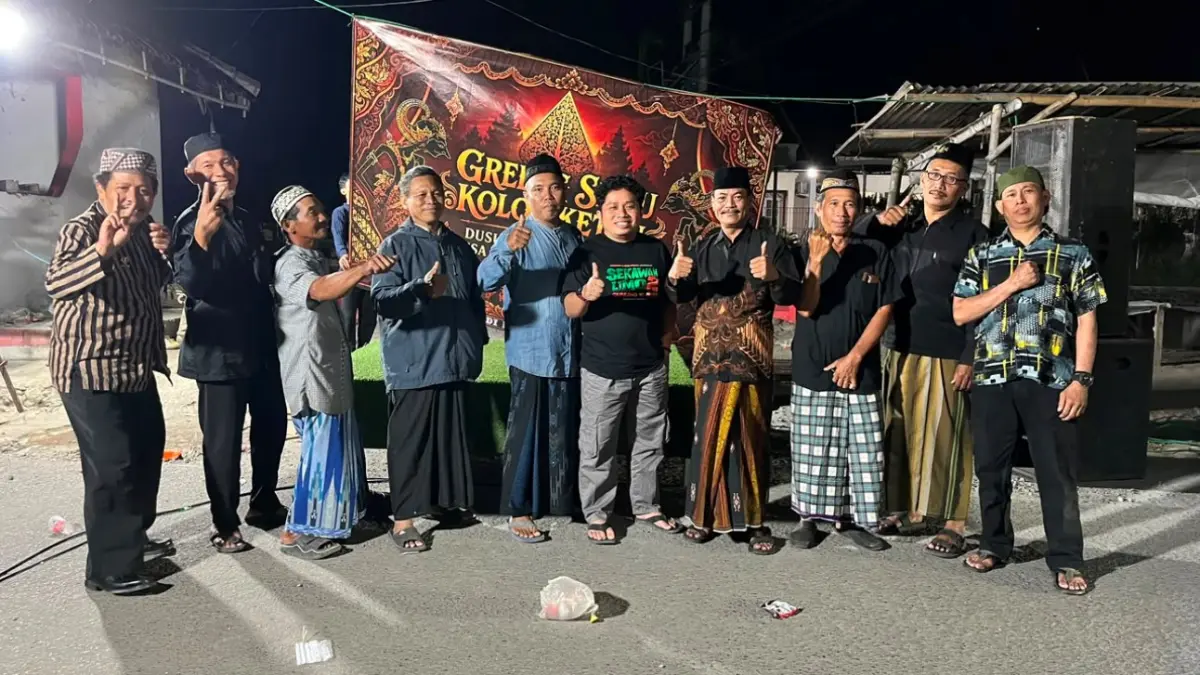 URI-URI TRADISI: Kepala Desa Pulolor Suharto (empat dari kanan) bersama segenap panitia dan tamu undangan saat acara Grebeg Sewu Kolok Ketan di Dusun Pulo Pandean, Senin (29/6) malam. 
