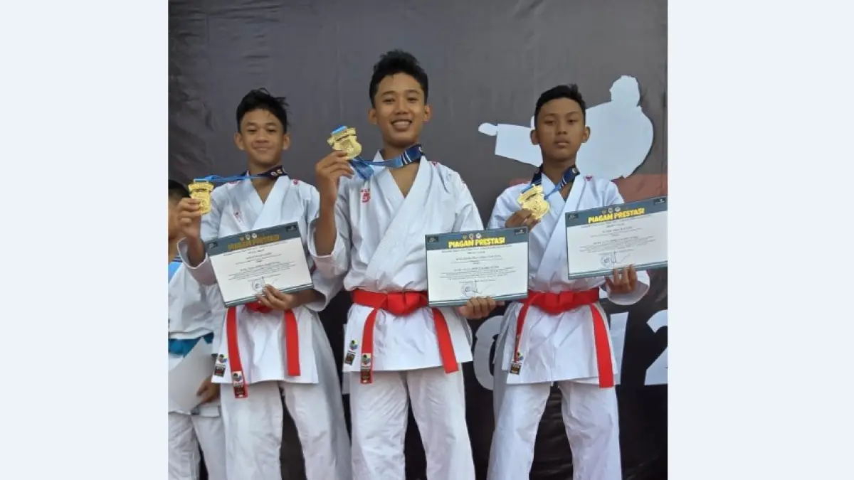 JAGOAN: Tim kata beregu kadet putra, Zidan, Aska, dan Dastan yang meraih emas kejuaraan karate Piala Kapolri di, Kota Tangerang, Kamis-Minggu (25–28/7).
