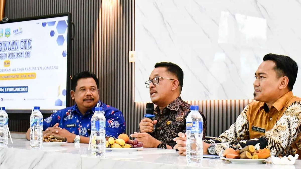 

Kepala Cabang Dinas Pendidikan Wilayah Kabupaten Jombang, Eko Redjo Sunariyanto (tengah) saat memberikan sosialisasi

&nbsp;