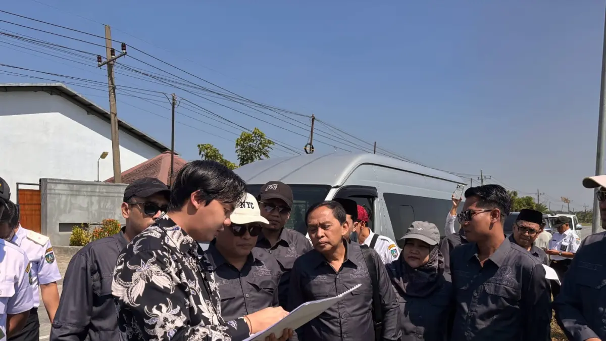 Komisi B DPRD Jombang saat melakukan pengecekan ke utara brantas