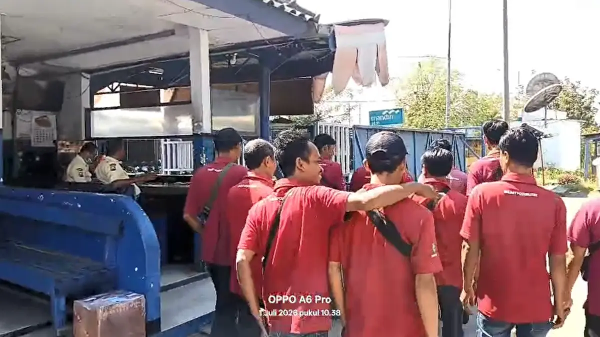 Sejumlah buruh yang menolak PHK diminta meninggalkan area pabrik saat datang untuk bekerja, (2/6)
