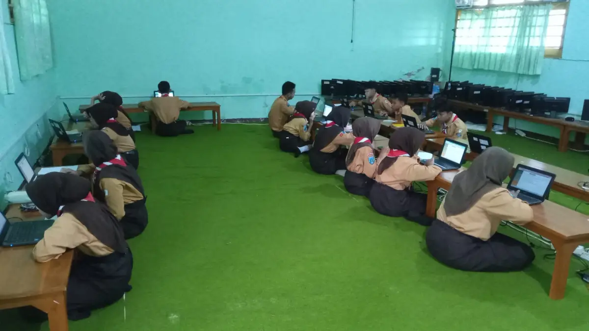 Siswa SMPN 1 Megaluh saat melakukan SPMB