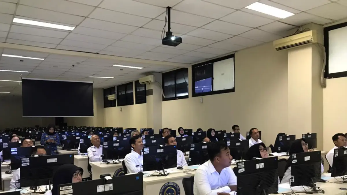TERTIB: Puluhan ASN mengikuti penilaian potensi dan kompetensi aparatur sipil negara (ASN) di Kantor Regional II BKN Surabaya, Sidoarjo, Kamis (2/7).