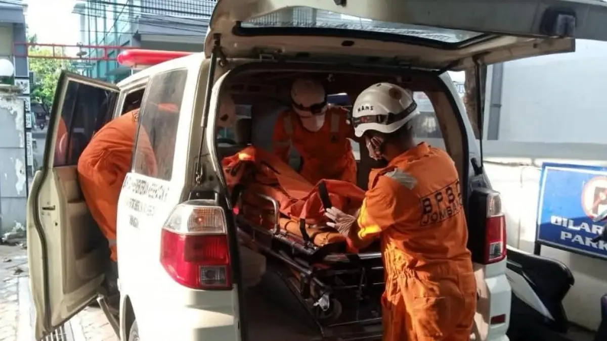 proses evakuasi jasad korban ke RSUD Jombang