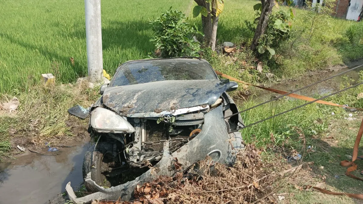 proses evakuasi mobil avanza yang terperosok ke kali kecil di pinggir Jalur Arteri Nasional Bandarkedungmulyo Jombang