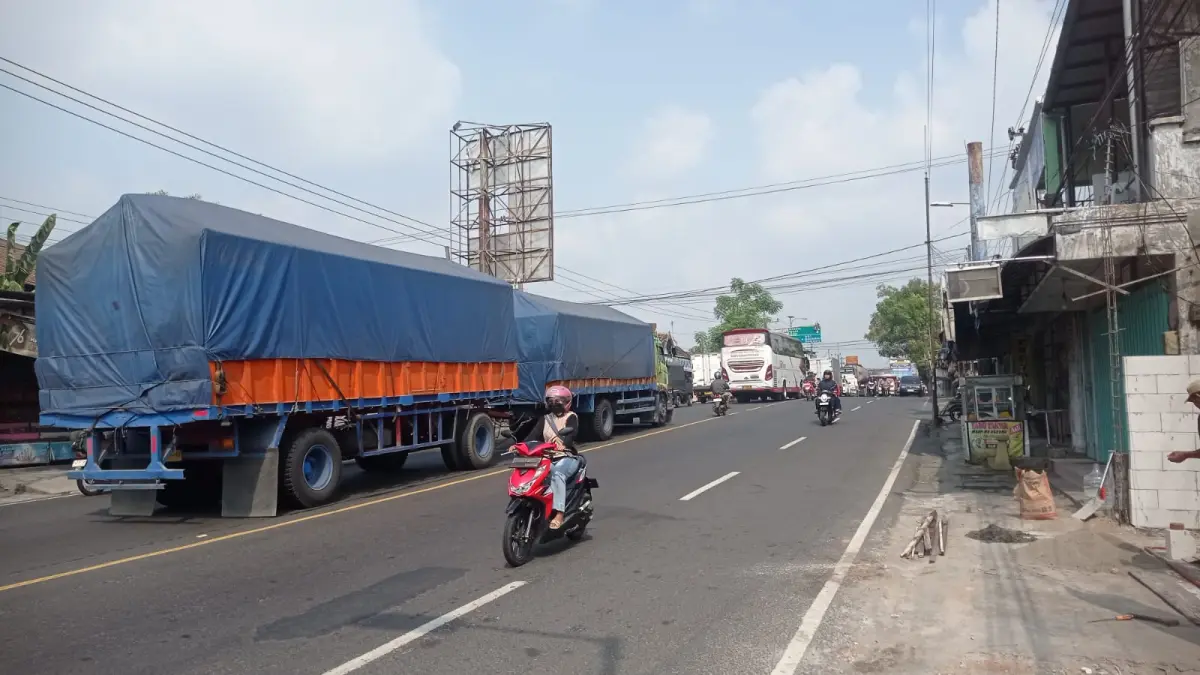 Sejumlah bangunan di pinggir jalan nasional Bandarkedungmulyo ini bakal terdampak proyek pembangunan Flyover Mengkreng