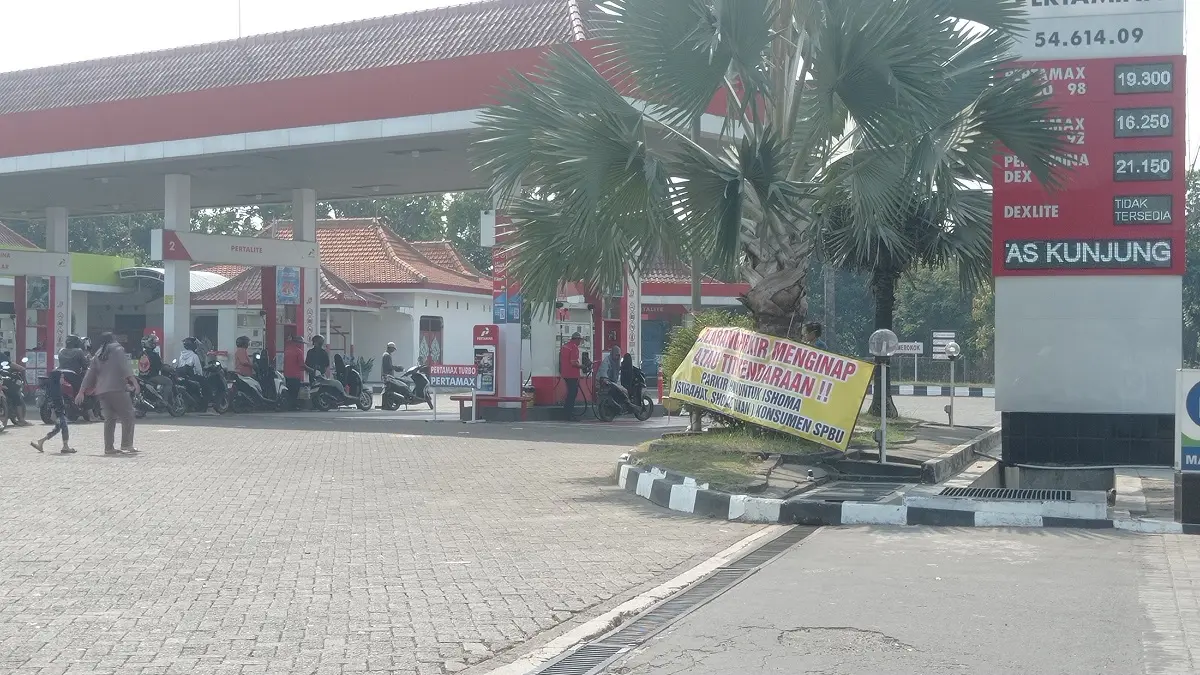 
ANTRE: Pengendara roda dua antre isi BBM di SPBU jalan nasional tepatnya Desa Jatipelem, Kecamatan Diwek, kemarin.
