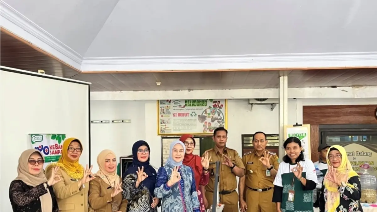 APRESIASI: Lurah Kaliwungu Ade Yudha Kusuma bersama Ketua Tim Penggerak PKK Kabupaten Jombang, Yuliati Nugrahani Warsubi, didampingi Ketua I TP PKK Ning Ema Erfina Salmanudin dan KSM Kaliwungu Lestari, Senin (29/6).