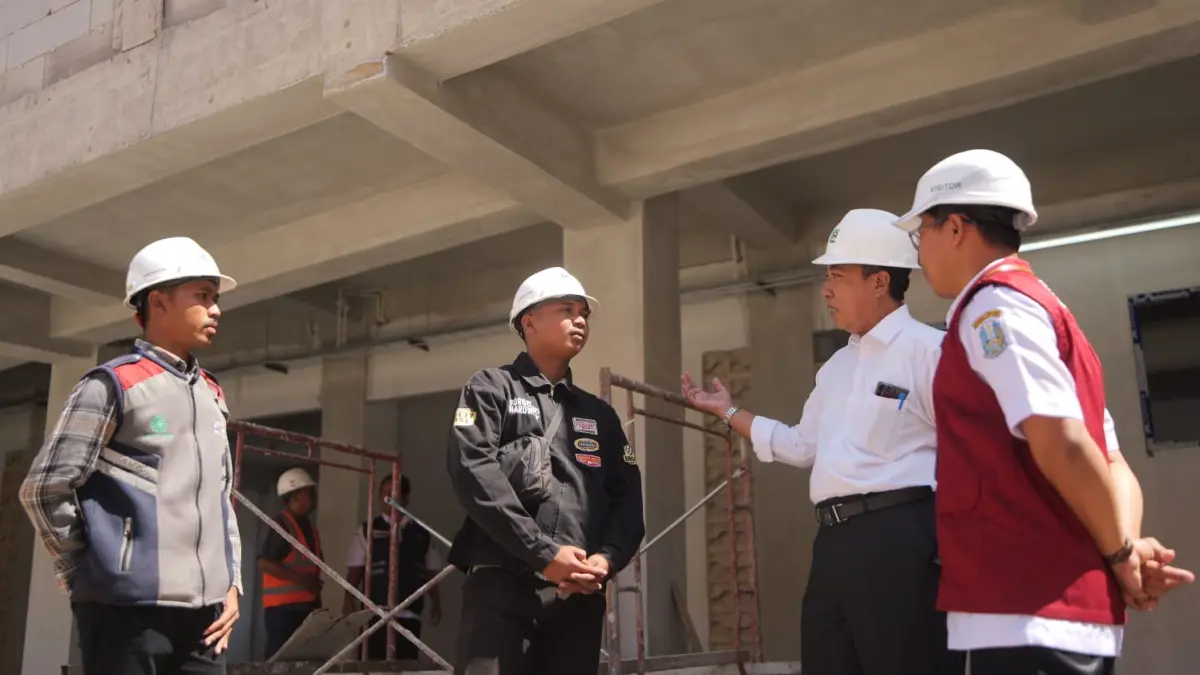 CEK KESIAPAN: Kepala Dinas Sosial Kabupaten Jombang, Agung Hariadi, mengecek kesiapan Sekolah Rakyat, (3/7). 