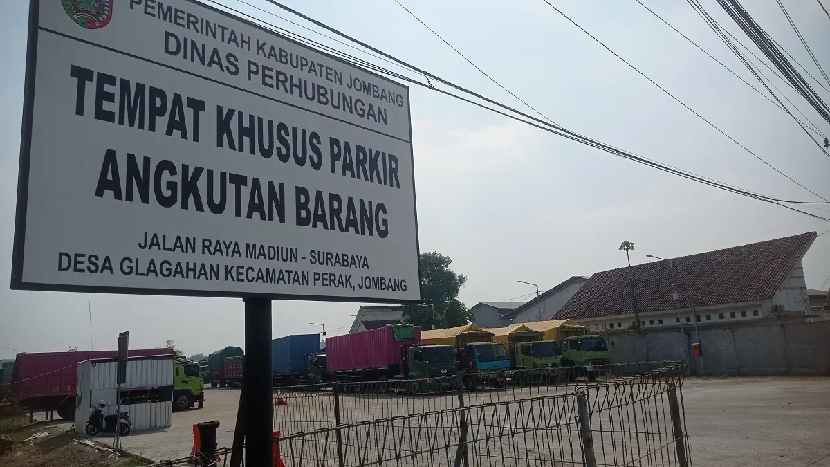 DIKENAKAN TARIF: Deretan kendaraan angkutan barang terparkir di parkir khusus Desa Glagahan, Kecamatan Perak, (5/7).