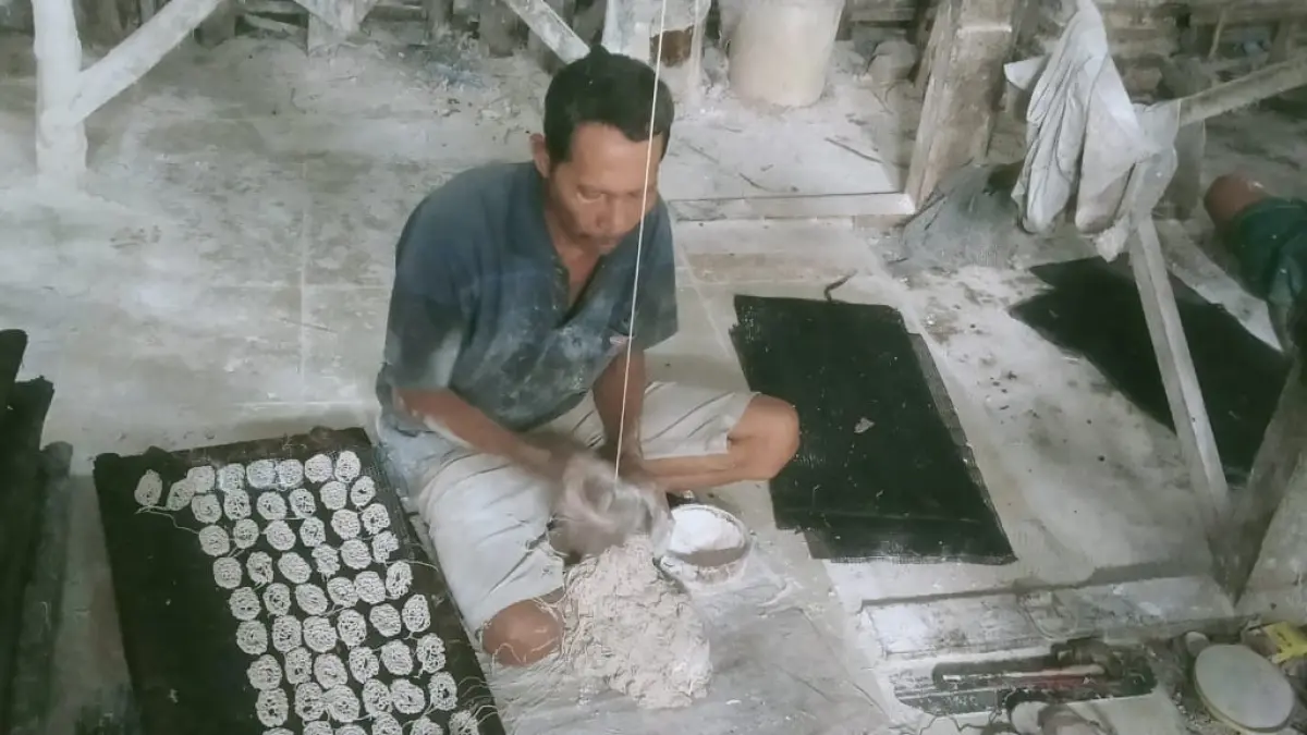 MANUAL: Produksi kerupuk di Desa Segodorejo, Kecamatan Sumobito banyak menyerap tenaga kerja manusia.