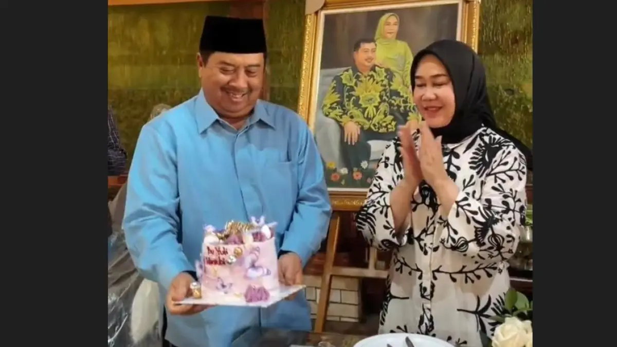 ROMANTIS: Bupati Warsubi memberikan kado ulang tahun kepada sang istri, Ny Yuliati Nugrahani Warsubi, di rumah pribadi Desa Mojokrapak, Tembelang, kemarin.