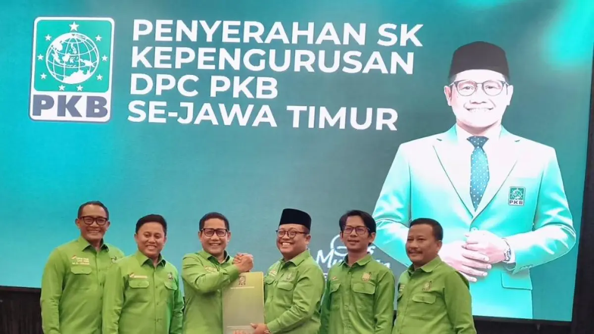 SAH: Ketua DPC PKB Jombang, Anas Burhani, saat menerima SK dari Ketua DPW PKB Jatim, Abdul Halim Iskandar, di Surabaya, Sabtu (4/7).