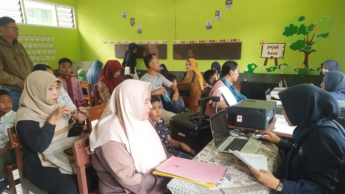 TERTIB: Calon siswa bersama wali murid saat daftar ulang di SDN Jombatan 3 Kecamatan Jombang, (3/7).