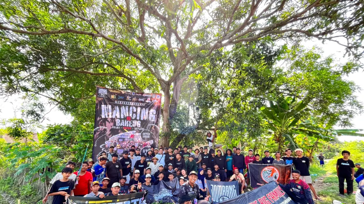 Dwi Aris S./Jawa Pos Radar Jombang
MERIAH: Peserta mabar lintas komunitas se-Jawa Timur di sungai Desa Tambar, Kecamatan Jogoroto, Minggu (28/6).
