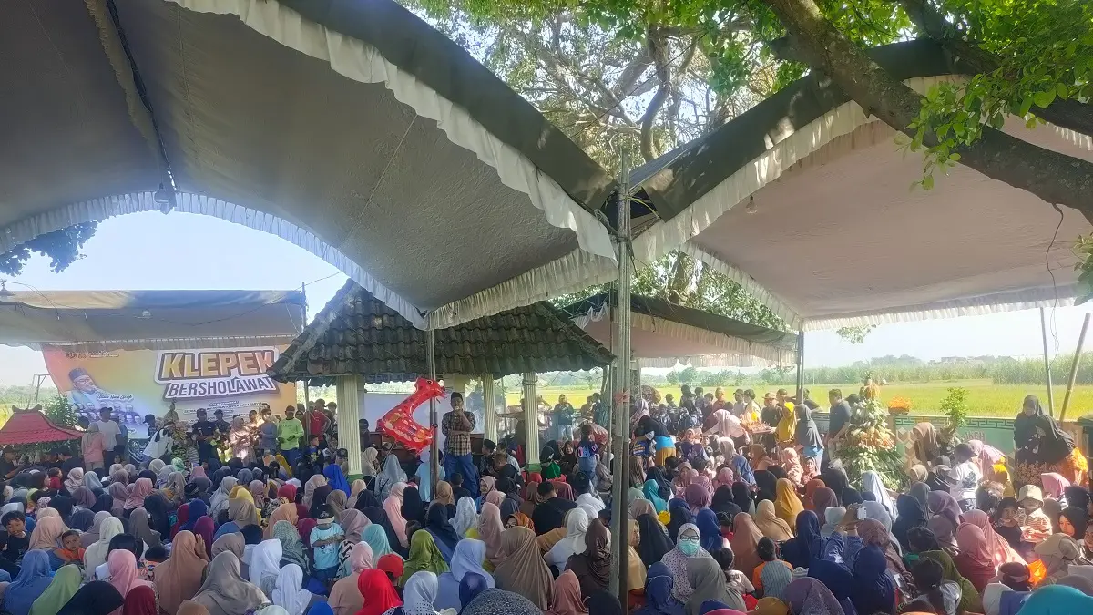 GUYUB RUKUN: Kepala Desa Sukoiber Isnadi membaur bersama warga sembari mengusung gunungan hasil bumi menuju Pesarean Mbah H. Ali di Dusun Klepek, Selasa (30/6). 
