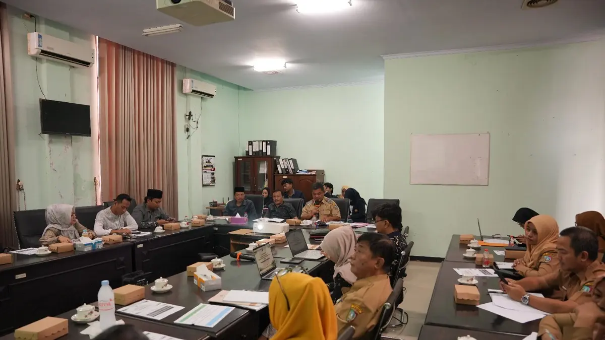 SERIUS: Bapemperda DPRD Jombang mengundang akademisi untuk membahas Raperda Penyelenggaraan Kearsipan, Senin (6/7).