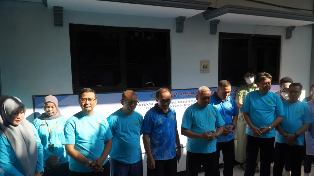 DEKLARASI: Direktur RSUD Jombang, dr Pudji Umbaran MKP, memimpin deklarasi komitmen bersama anti perundungan (bullying) dan kekerasan di lingkungan RSUD Jombang, Jumat (3/7).