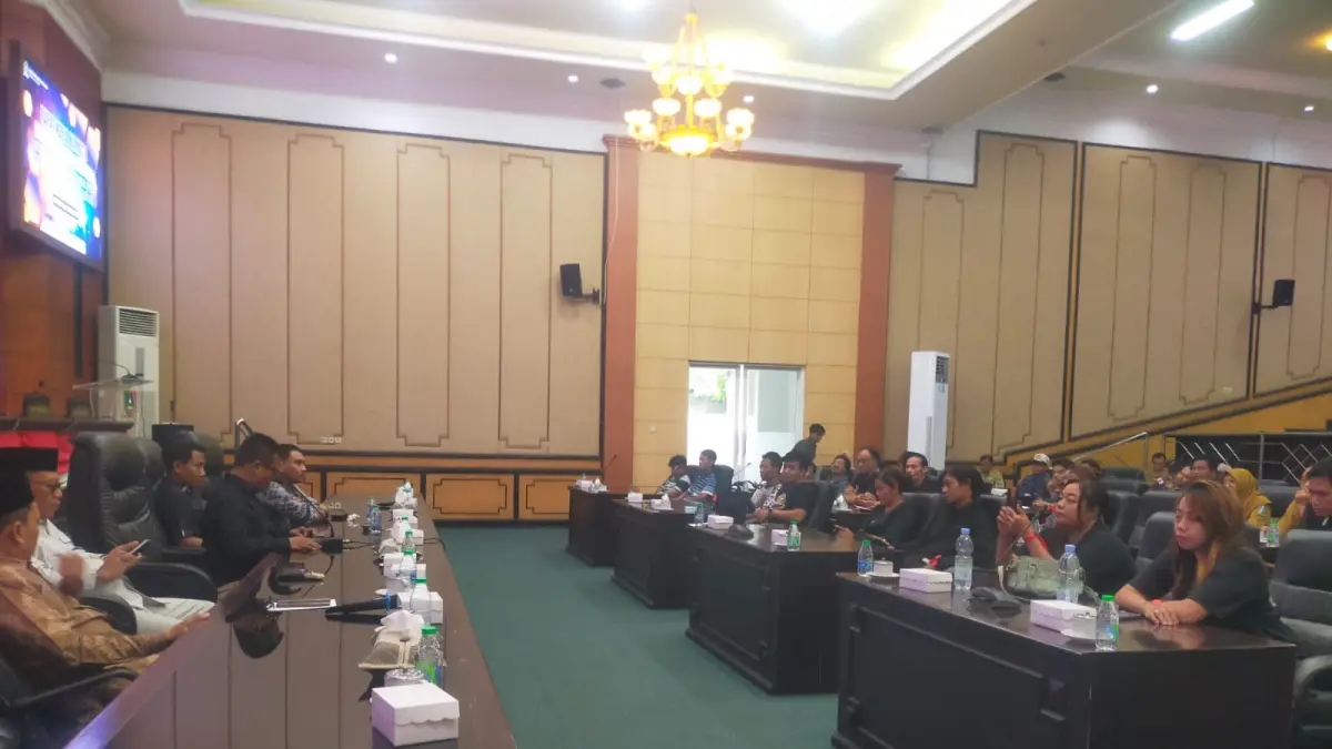 PERTANYAKAN: Komisi B DPRD Jombang melakukan RDP dengan puluhan PKL Gerdupapak Senin (6/7).