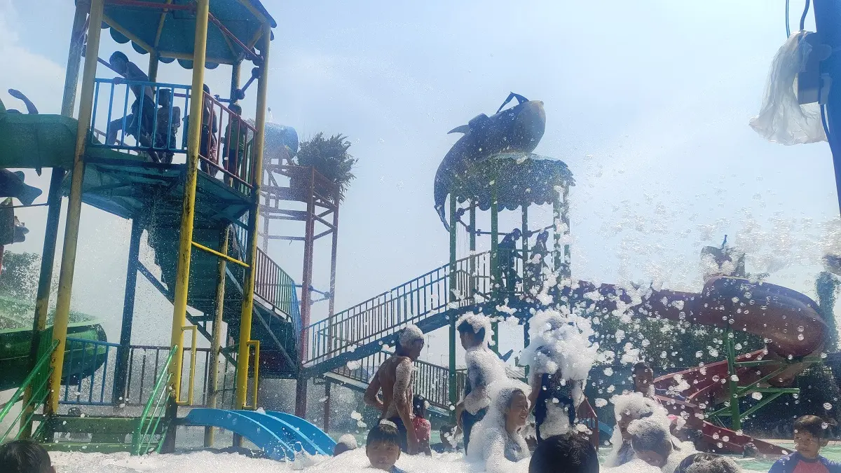 RAMAI: Anak-anak bermain air di water slide Tirta Wisata, Desa Keplaksari, Kecamatan Peterongan.