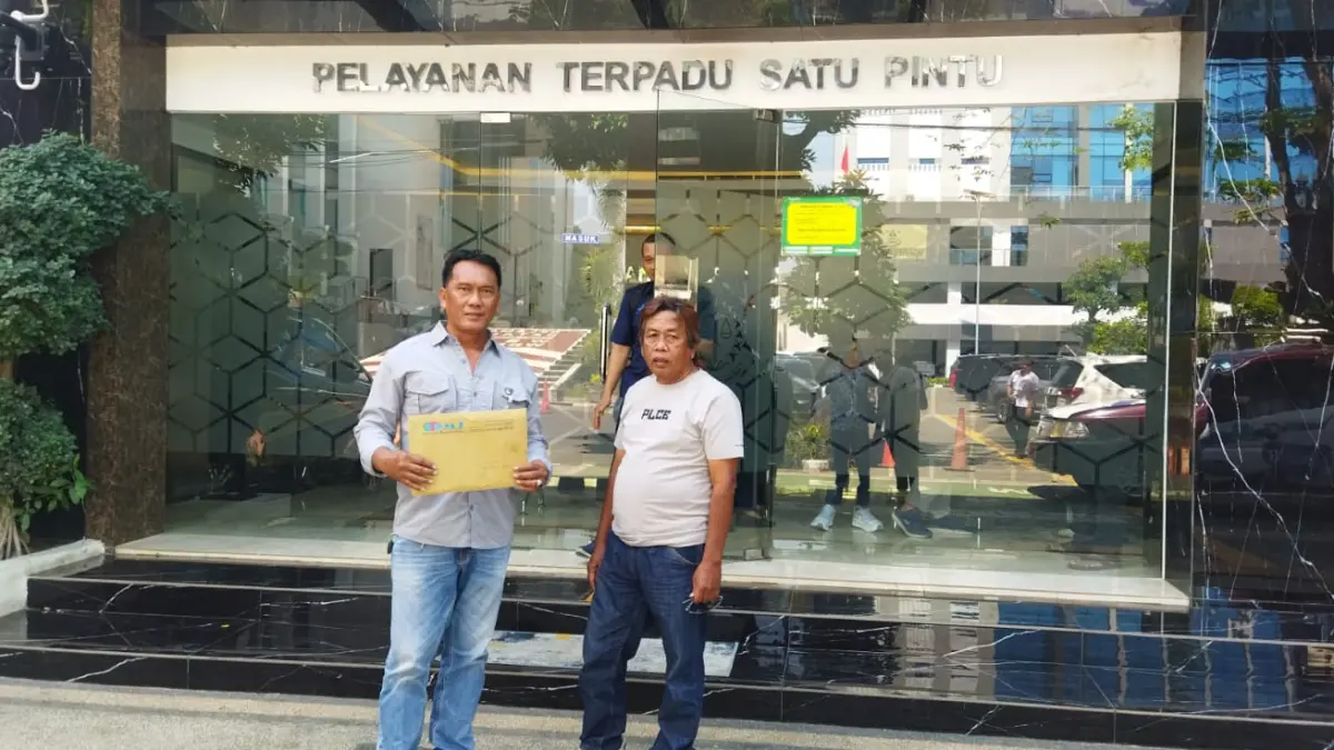 USUT TUNTAS: Koordinator FRMJ Joko Fattah Rochim saat melaporkan kasus PT Jian You ke Kejati Jatim.