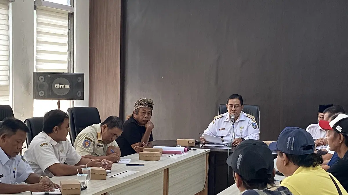 AUDIENSI: Asisten Administrasi Umum Setdakab Jombang Syaiful Anwar saat memimpin audiensi terkait polemik pembangunan akses jalan menuju pabrik koper PT Jian You di Desa Gambiran, Kecamatan Mojoagung, Rabu (8/7). 
