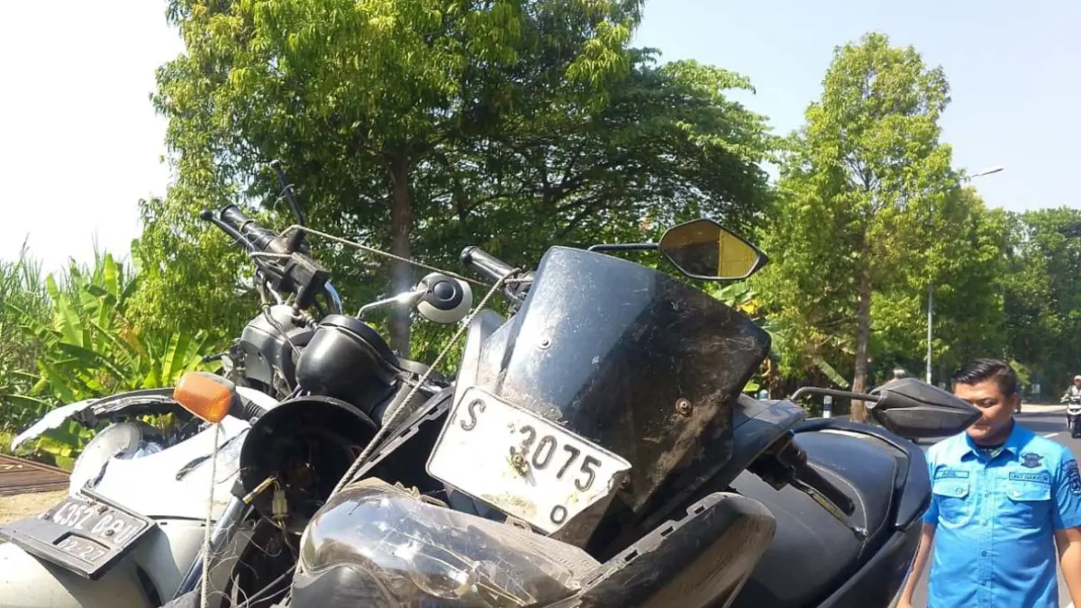 Kecelakaan beruntun yang melibatkan tiga sepeda motor terjadi di jalan raya Desa Talunkidul, Kecamatan Sumobito, Selasa (7/7). 