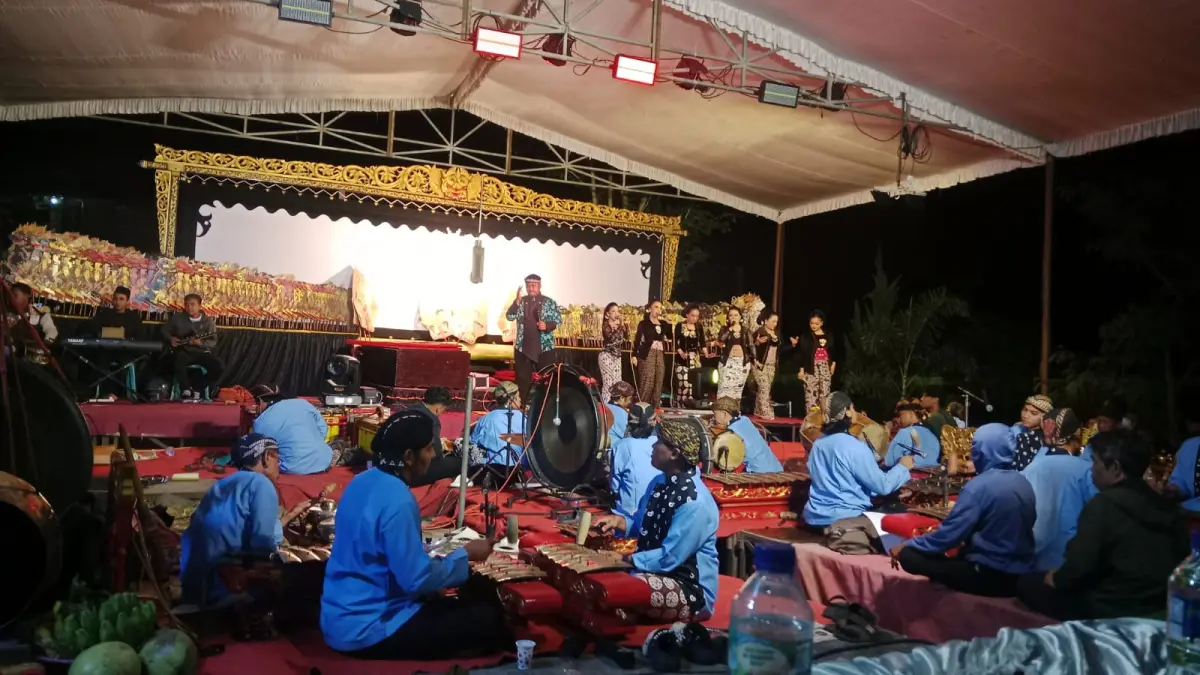LESTARI: Pemdes Galengdowo Kecamatan Wonosalam mengadakan sedekah dusun yang dimeriahkan dengan wayang kulit.  
