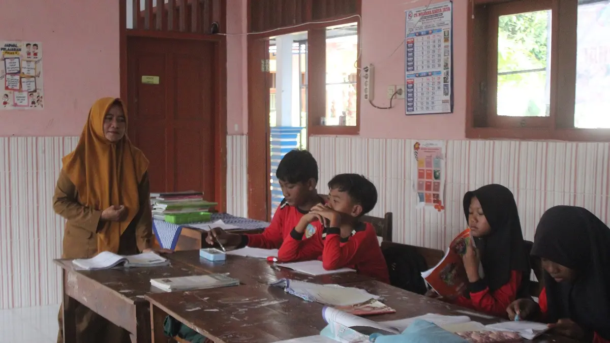 MENGISI KEKURANGAN: Kepala SDN Mojongapit 3, Zumaroh Is’adah, mengajar di kelas, (19/5), karena kekurangan guru. Kini Zumaroh telah dimutasi ke SDN Jombang 3 Kecamatan Jombang.