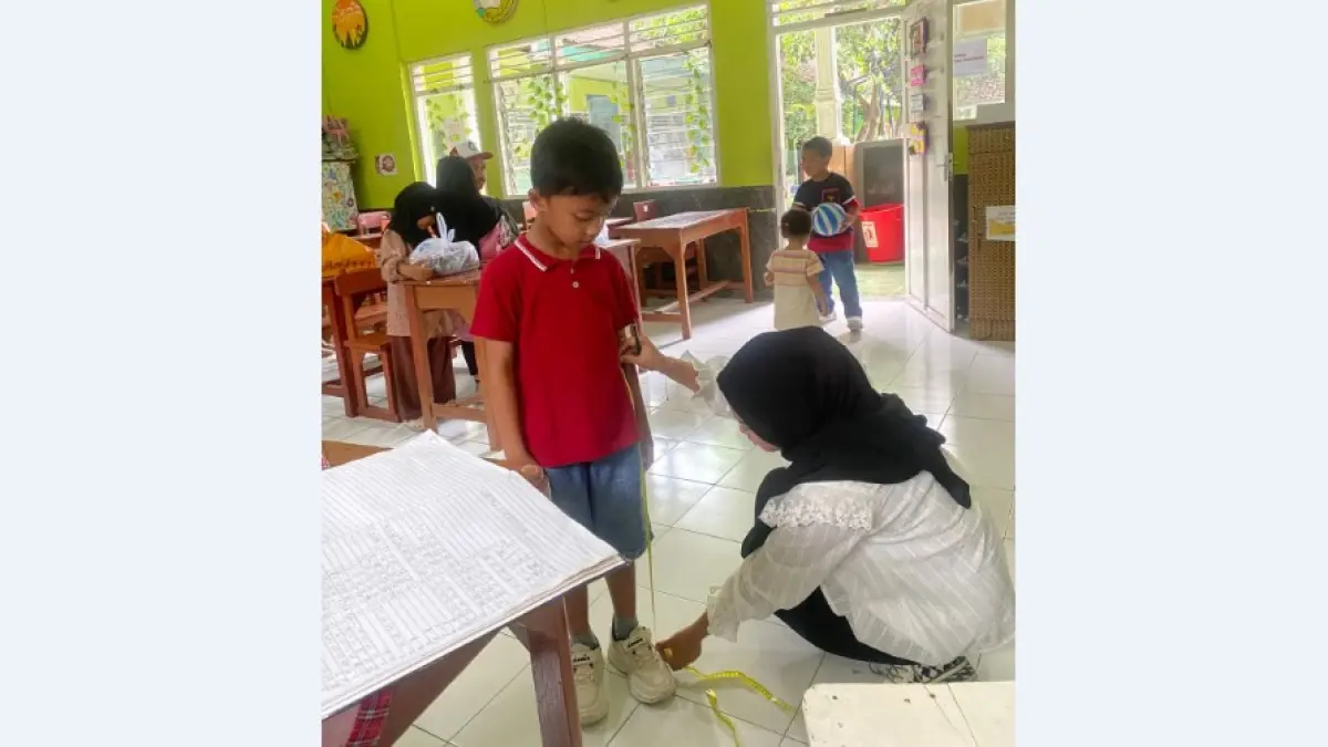 TEPAT DAN AKURAT: Penjahit melakukan pengukuran seragam di SDN Jombatan 3 Kecamatan Jombang 2025.