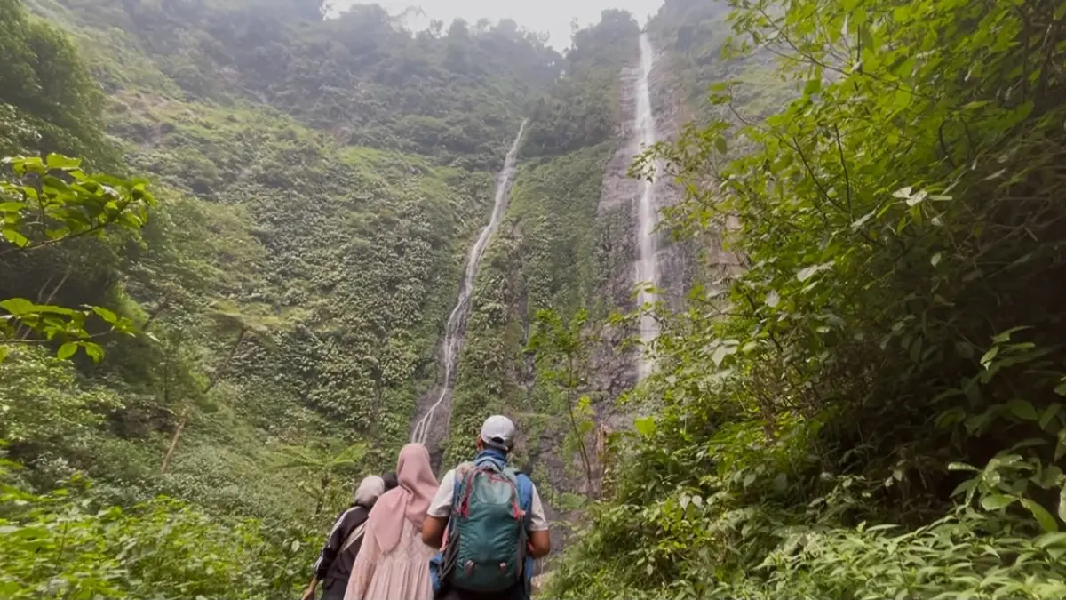 ANTUSIAS: Pengunjung saat menikmati keindahan air Terjun Tretes di Desa Galengdowo, Kecamatan Wonosalam, Minggu (5/7).