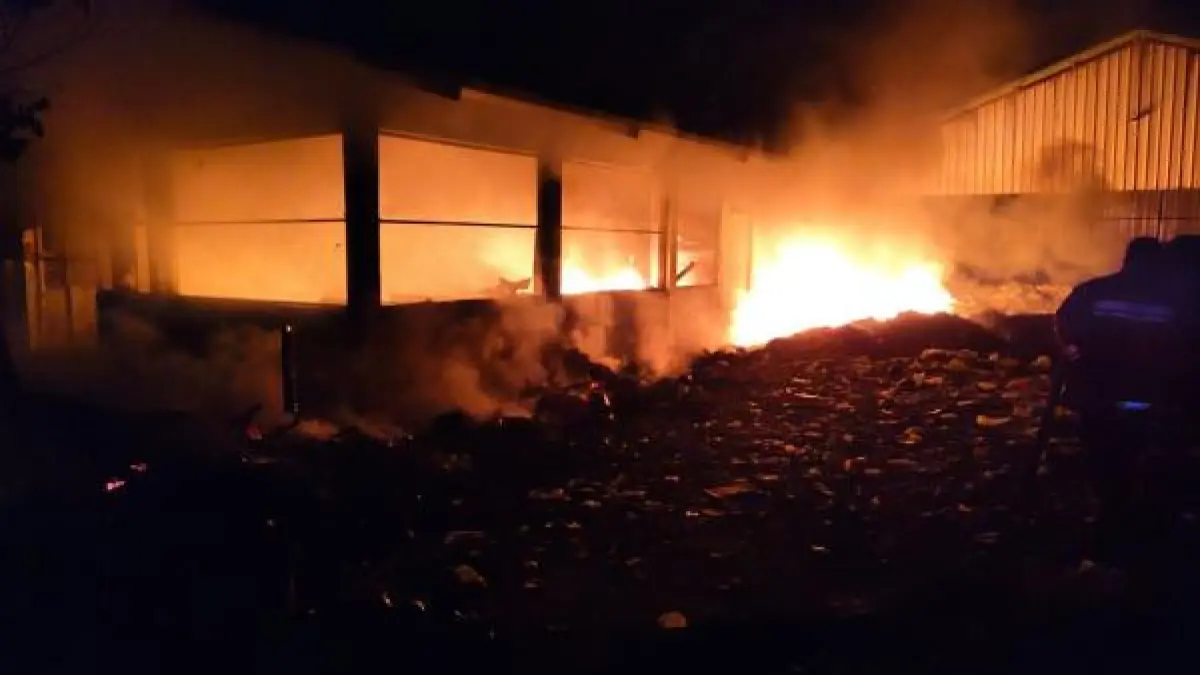 Bank Sampah milik Pemerintah Desa Mojowarno, Kecamatan Mojowarno, ludes terbakar, Selasa (7/7) malam.