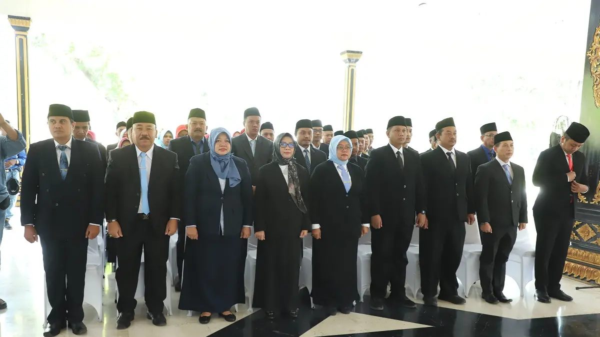 DILANTIK: Bupati Jombang Warsubi melantik 81 pejabat di lingkup Pemkab Jombang, kemarin (9/7). 