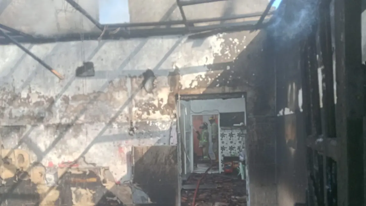  Kebakaran melanda sebuah rumah di Dusun Kayen, Desa Kayangan, Kecamatan Diwek, Kamis (9/7) pagi. Kerugian akibat peristiwa tersebut ditaksir mencapai Rp 100 juta.