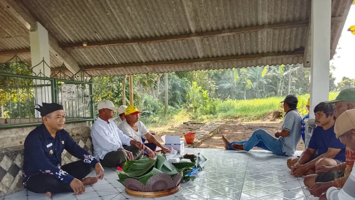 KHUSYUK: Kepala Desa Ngampungan Rohan memimpin doa di berbagai lokasi punden dalam rangkaian acara bersih desa, Rabu (17/6).