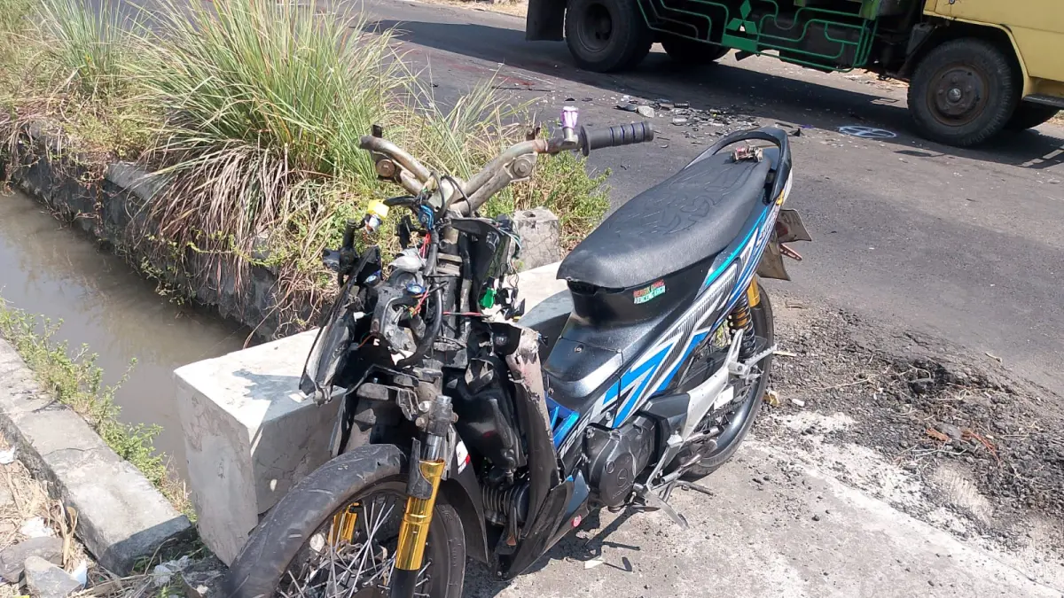 M. Saiful Rizal, 30, warga Desa Beringin, Kecamatan Badas, Kabupaten Kediri, meninggal dunia setelah terjatuh saat berusaha menyalip truk gandeng, lalu terlindas kendaraan di Mojowarno